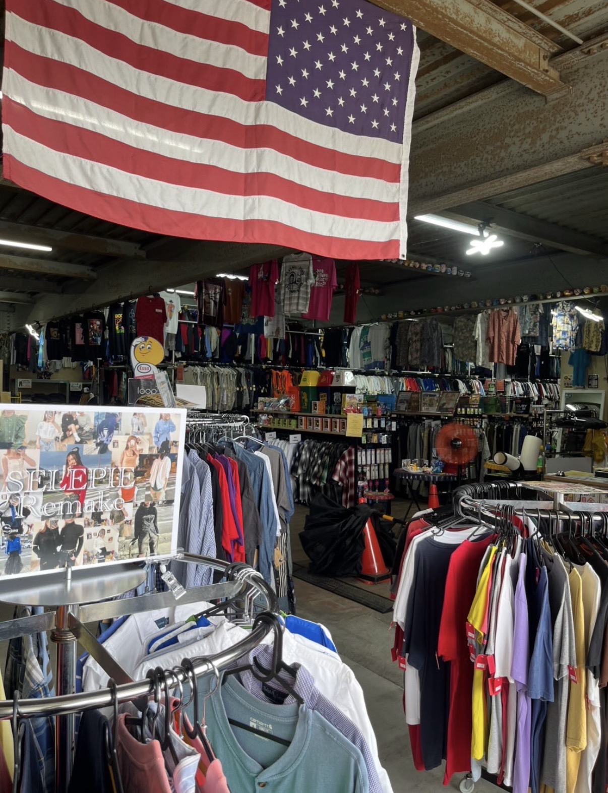 into 卸倉庫の店内